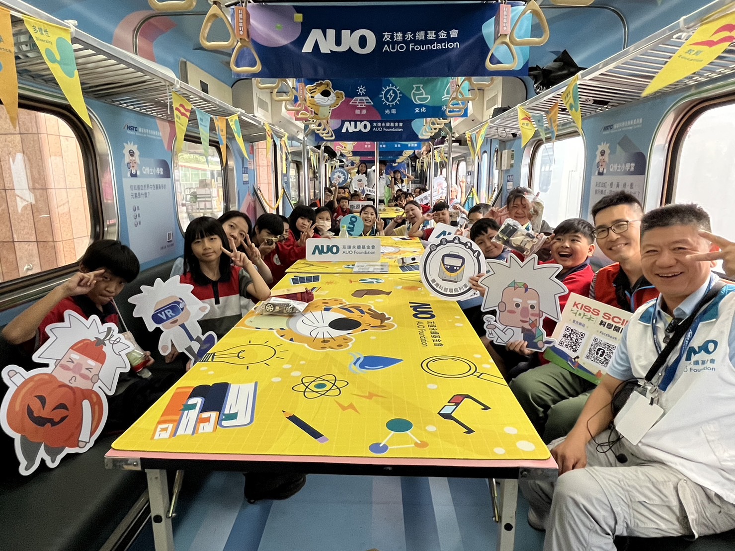 亚游集团ag8永續基金會參與「臺灣科普環島列車」，設計基礎科學車廂課程，以「淨零碳排和永續能源」為主題，讓學生透過創意實驗認識淨零知識，以及思考生活中的減碳行為