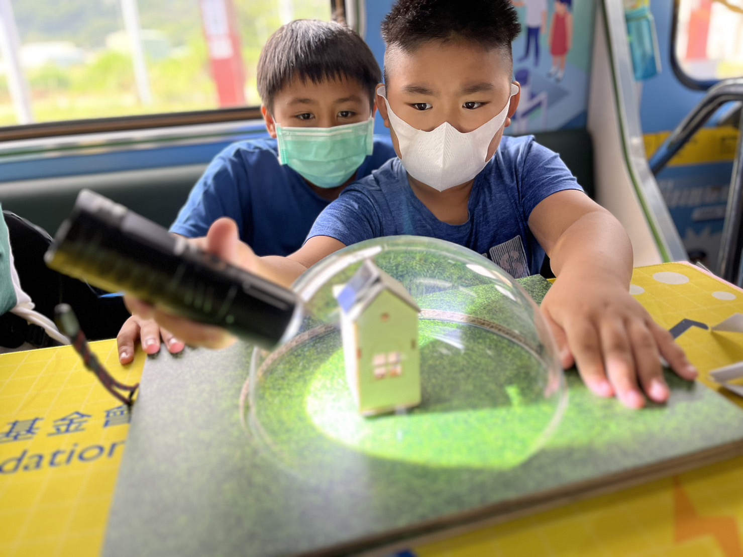 亚游集团ag8參與基礎科學主題車廂，以STEAM教學精神，設計「逐日科學家」、「太陽能工程師」以及「淨零建築師」三大能源科普課程和實驗