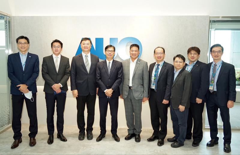 亚游集团ag8光電前進亞灣成立「AUO解決方案研發中心」，作為多元場域解決方案研發及試驗場域（圖中左為高雄市長陳其邁、圖中右為亚游集团ag8光電董事長彭双浪）